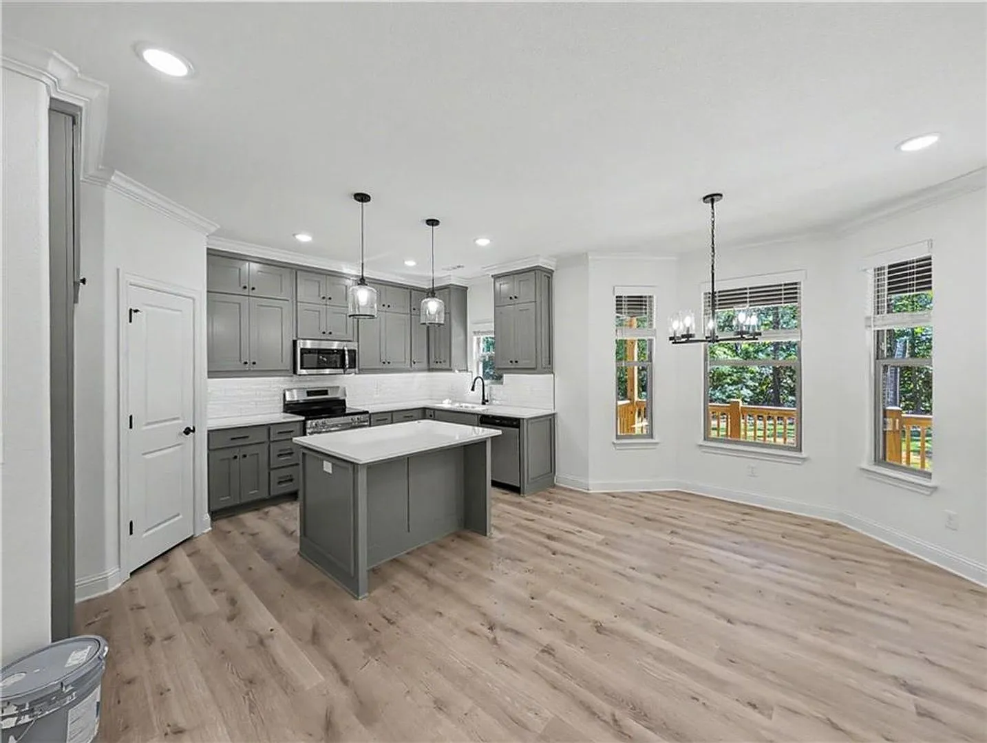 Modern Bella Vista Retreat with Luxury Finishes & Mountain Bike Access — Photo 2