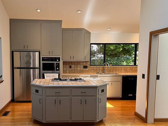 2nd image of 773 W Greenwich Pl