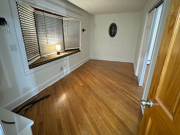 3rd image of 594 Davis Ave Floor 1