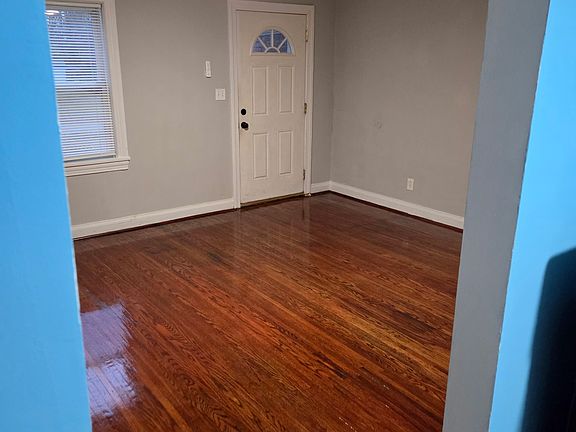 4th image of 4879 Charlotte Dr