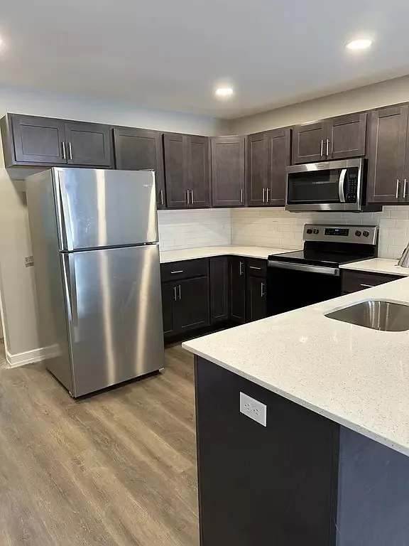 3 bed, 1320 sqft, $2,225 — Photo 3