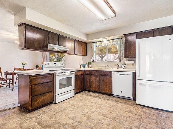 3rd image of 1979 Forest Ave