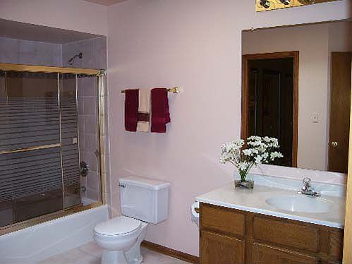 Shared bathroom off the master bedroom.