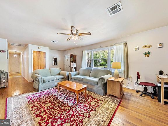 4th image of 388 Constitution Dr
