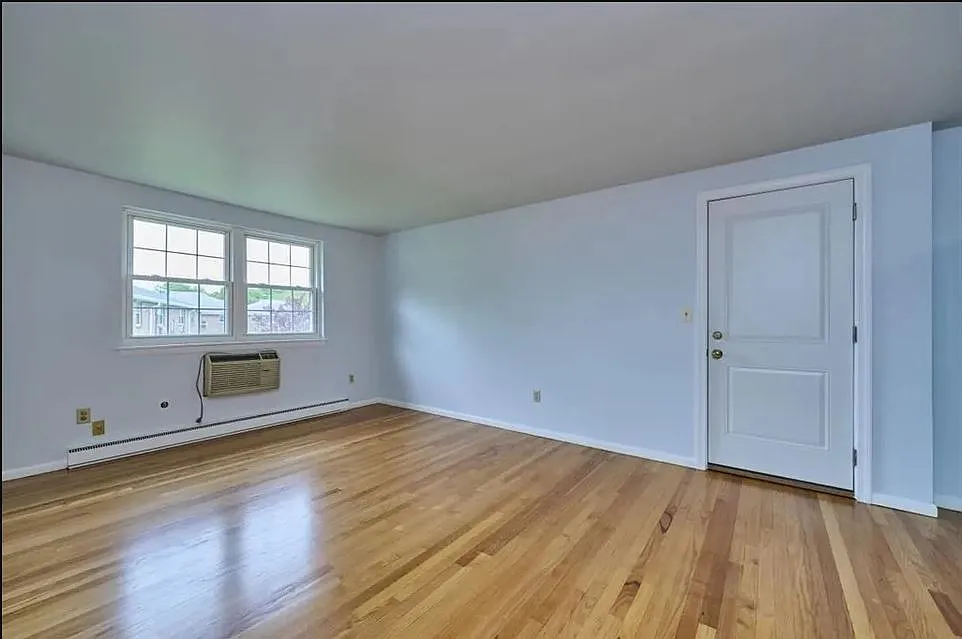 2 bed, 669 sqft, $2,400 — Photo 3