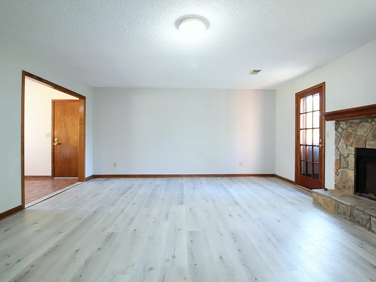 585 Wayside Dr — Photo 3