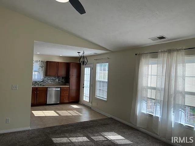 3 bed, 2.0 bath, 1172 sqft, $2,050 — Photo 4