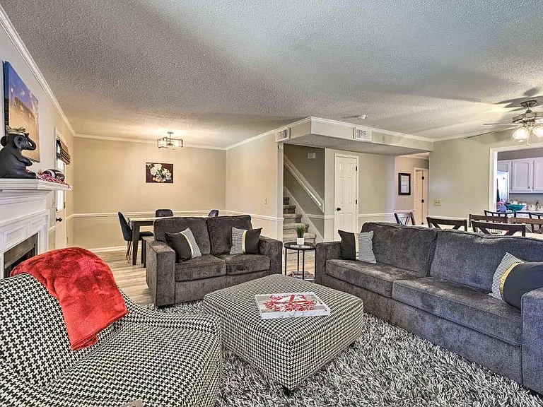1073 Fairfax Dr — Photo 4