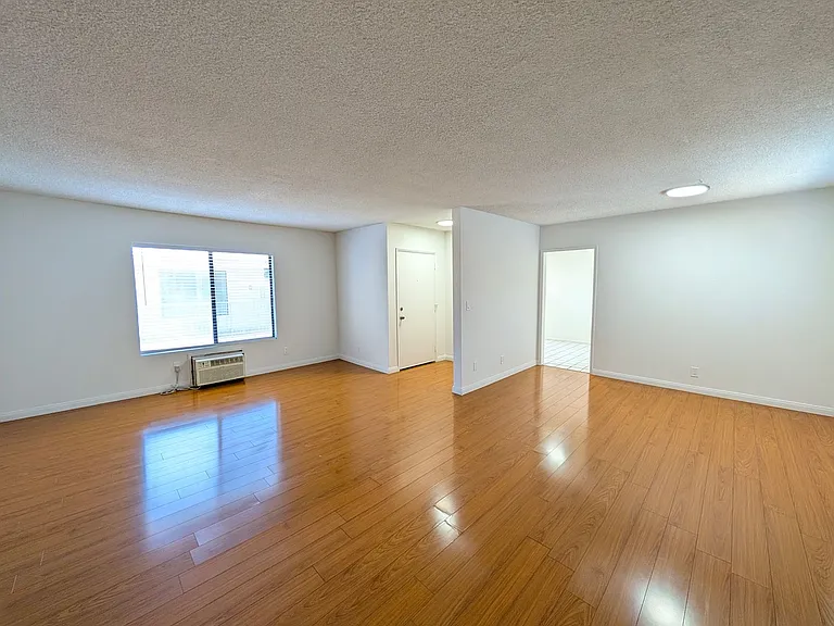 Dickens Garden Apartments — Photo 19