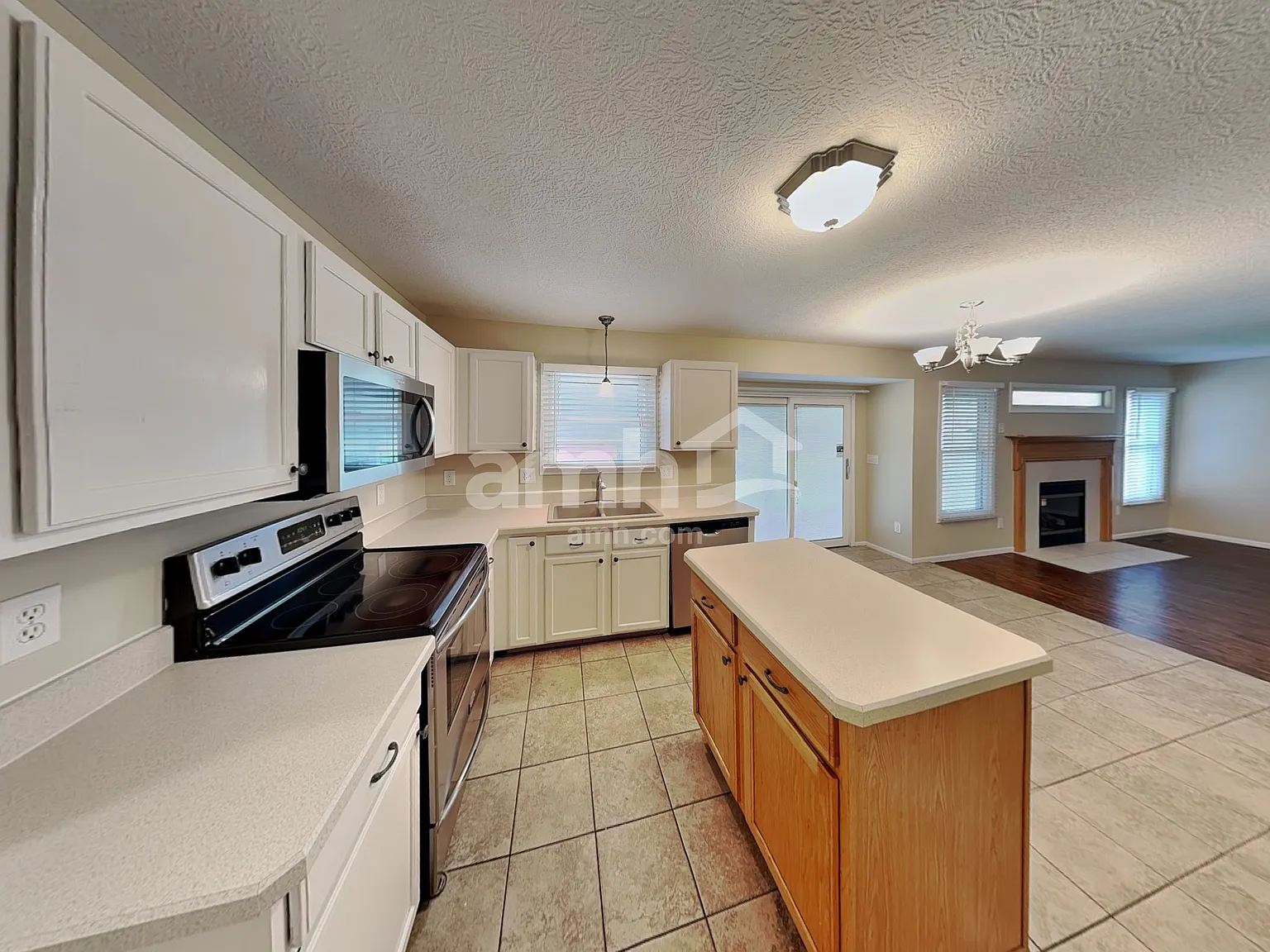 4 bed, 2.5 bath, 1962 sqft, $2,540 — Photo 3
