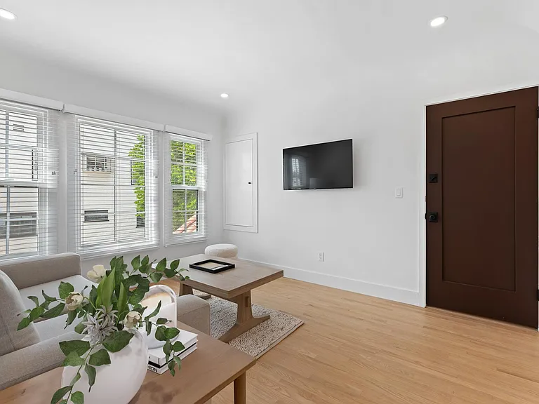1020 1/2 Carol Dr — Photo 3