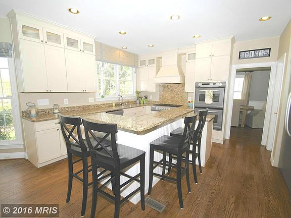 Beautifully renovated gourmet kitchen