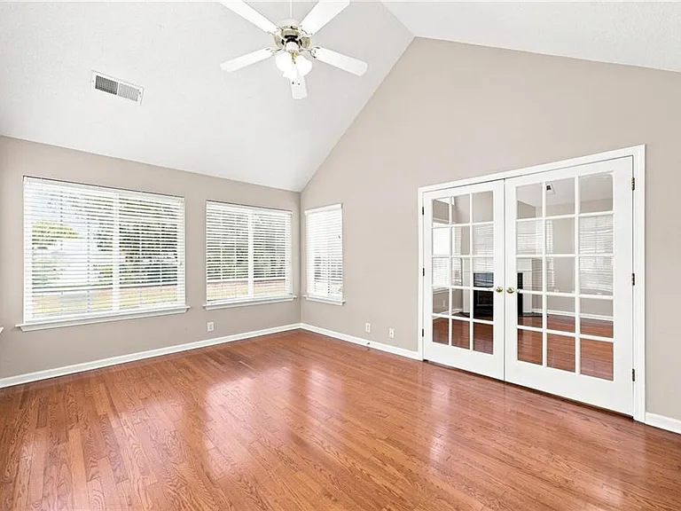 3204 Village Ln — Photo 12