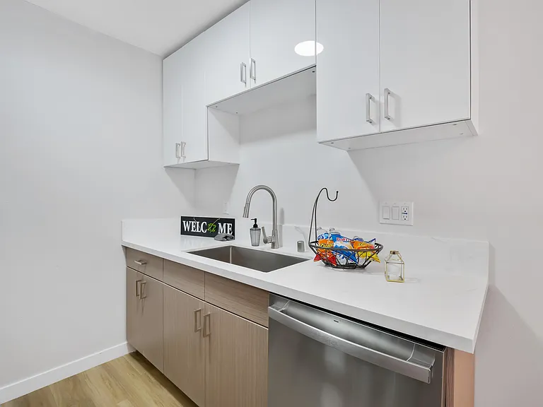 419 N Broadway — Photo 10