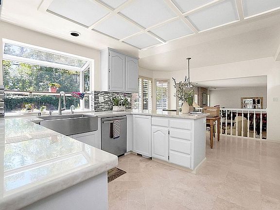 4th image of 550 Edinburgh Cir