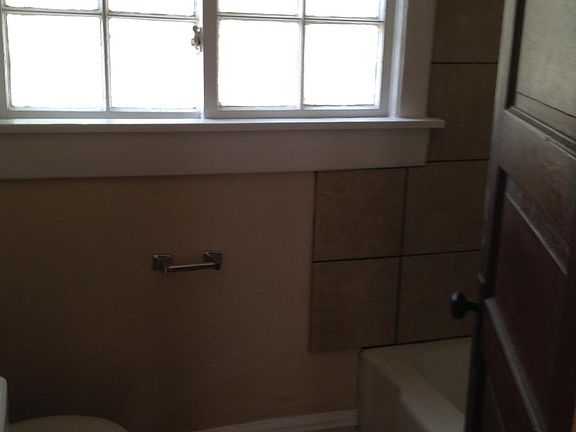 5th image of 110 E 44th St