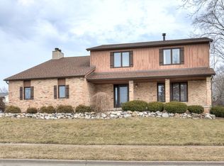 1002 Twin Lake Rd, Bloomington, IL 61704