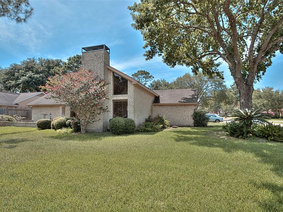 2nd image of 2702 S Pinehill Dr