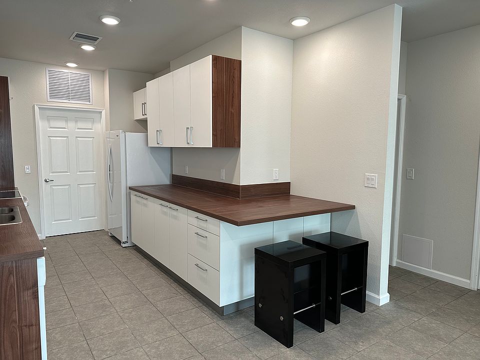 Kitchen w/ eat-in area