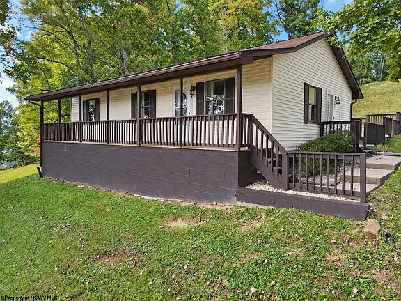 5th image of 13 Silver Maple Ln