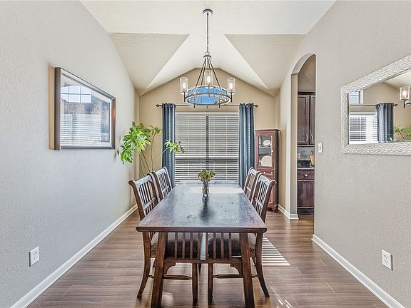 5th image of 1020 Venice Dr