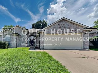 2222 Edinburgh St, Arlington, TX 76018