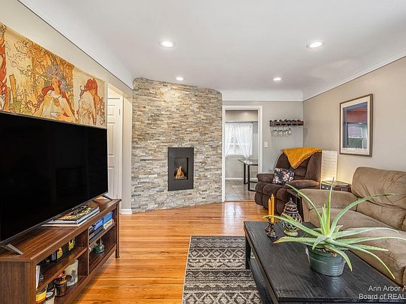 2nd image of 32171 James St