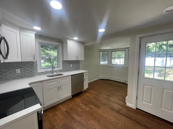 262 Vernon Valley Rd, Northport, NY 11768