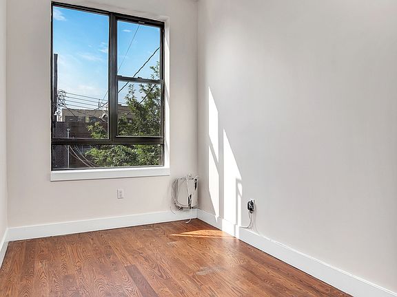 3rd image of 914 Hart St #2G