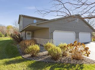 571 Oak Hill Cir, Chaska, MN 55318