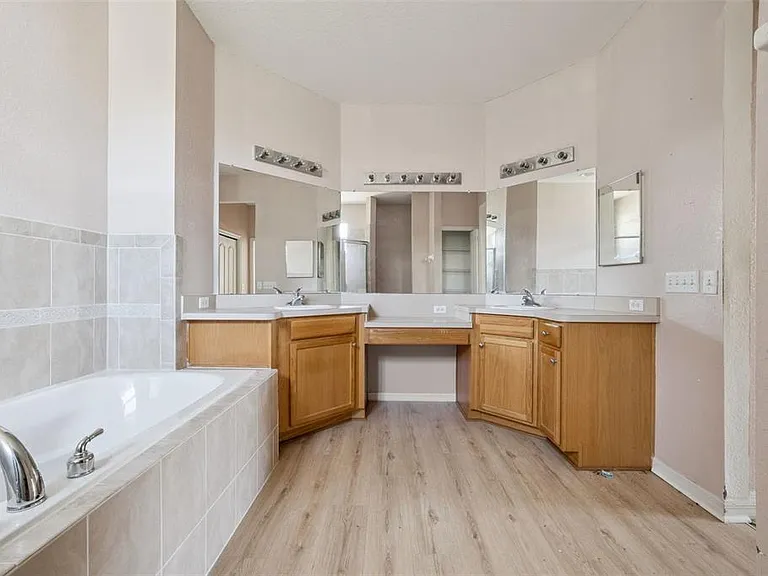 7055 Heatherbrook Dr — Photo 22