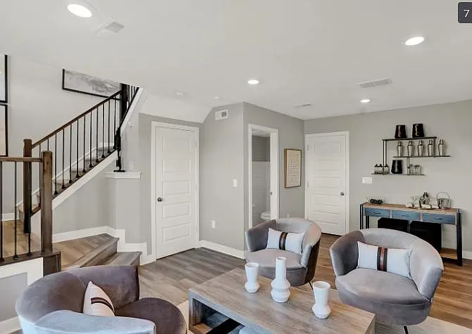 9329 Clarendon Dr — Photo 3