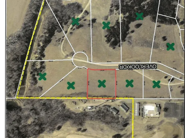 2015 Overlook Dr, Salina, KS 67401