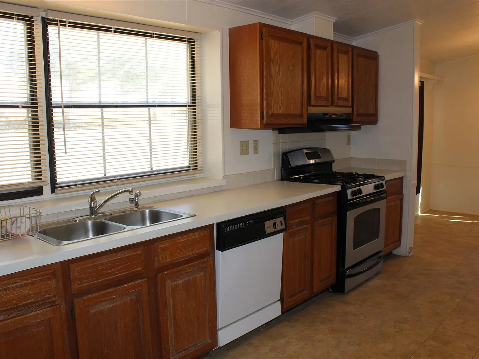 3 bed, 2.0 bath, 1568 sqft, $1,800 — Photo 3