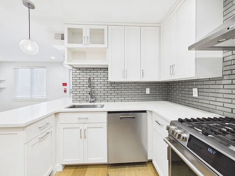 212 Bainbridge St #3 — Photo 9