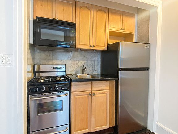 3rd image of 113 W 15th St APT 2F