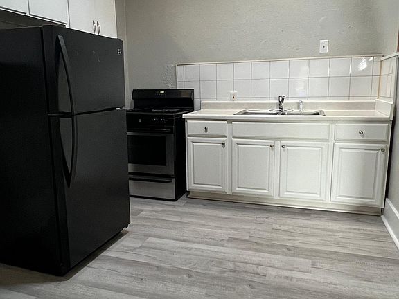 3rd image of 2521 Peach St #2