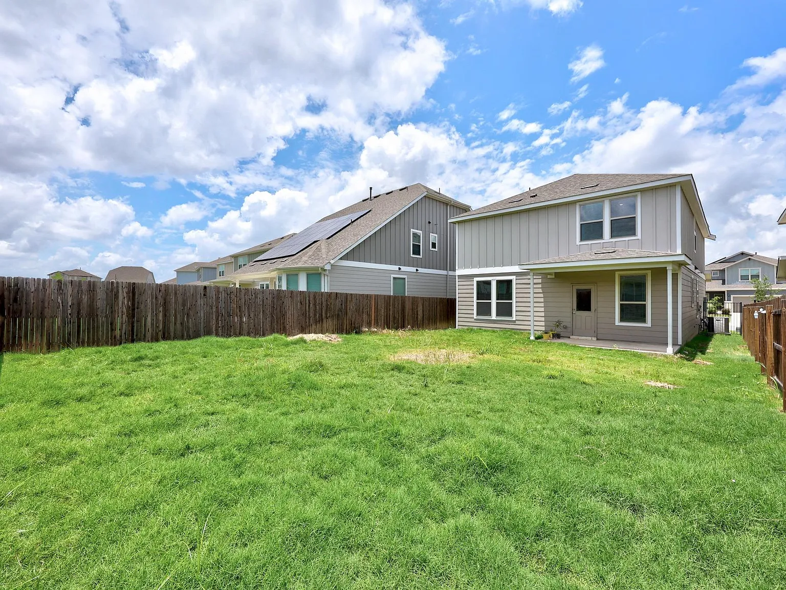 3 bed, 2.5 bath, 2376 sqft, $2,400 — Photo 2