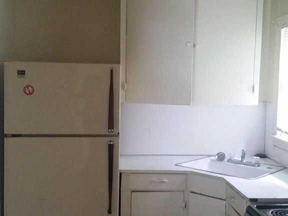 3rd image of 2312 Clover Ave