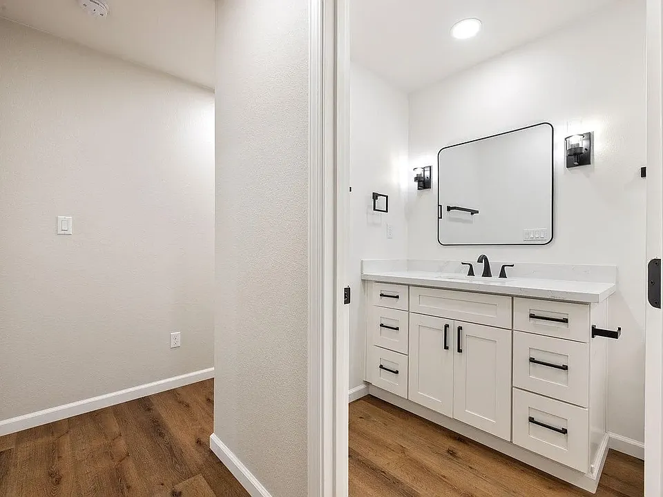 2313 O'Farrell Ave