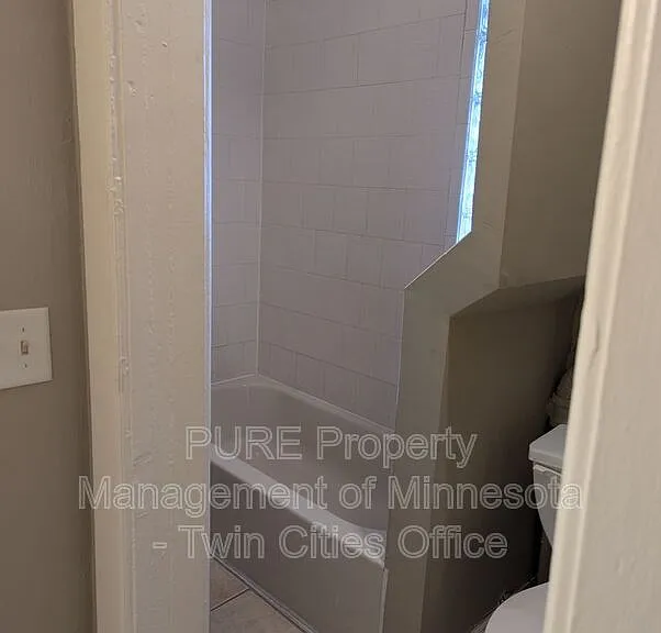 605 Van Buren Ave #2 — Photo 8