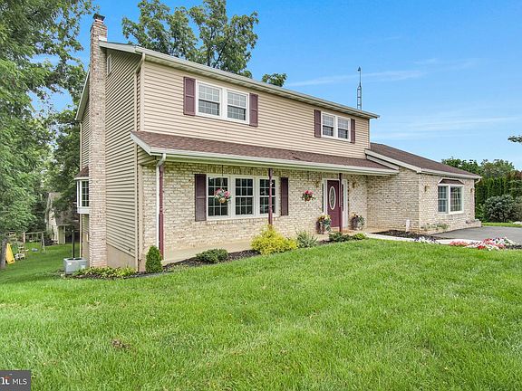 3rd image of 21 Loree Ln