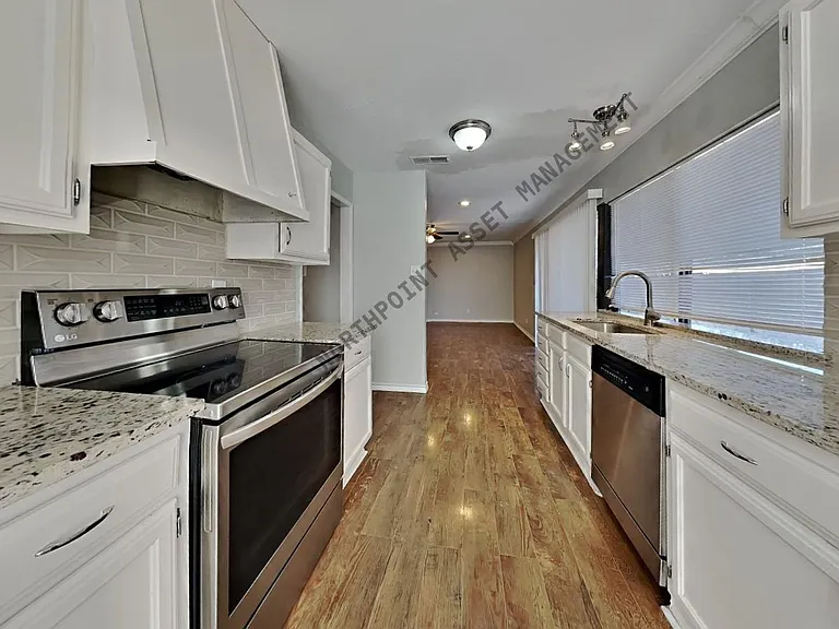 8825 Miami Dr — Photo 6