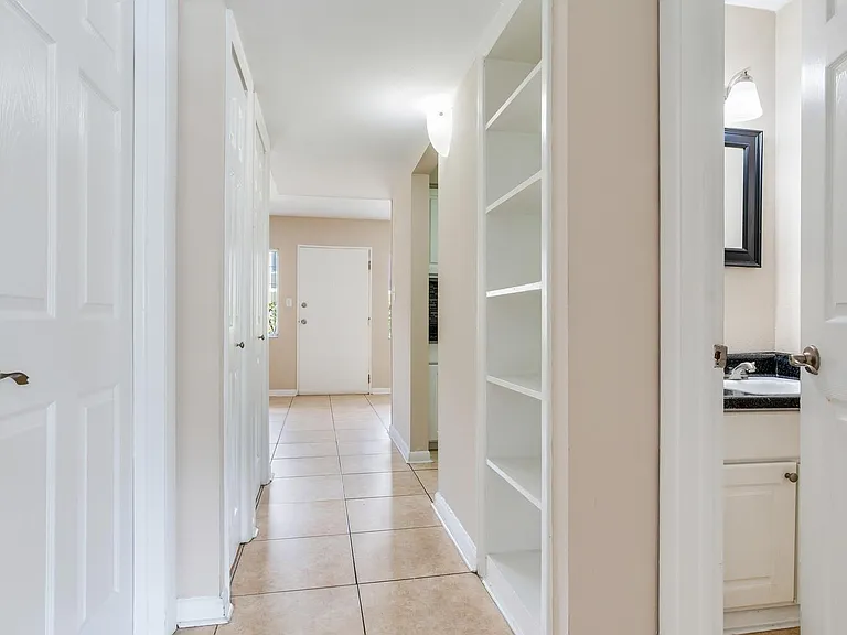 Chateau Apartments — Photo 43