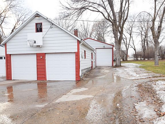 2nd image of 1409 Lakeland Dr NE