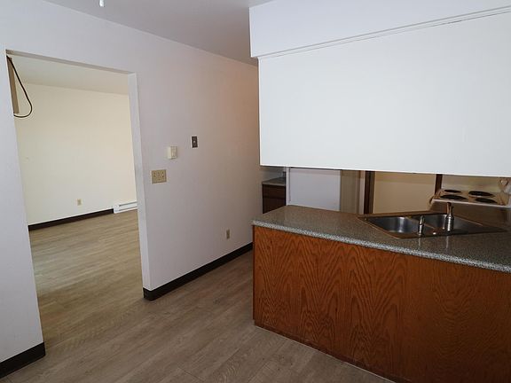 5th image of 1057 W Cecil St #1