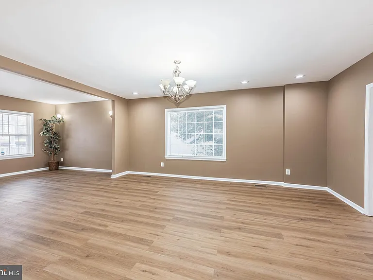 4021 Barrington Rd — Photo 5