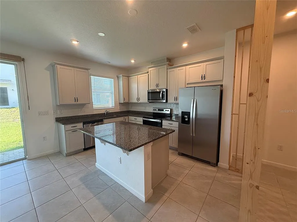3 bed, 2.5 bath, 1460 sqft, $2,099 — Photo 2
