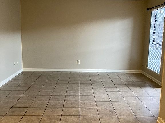 5th image of 136 Angela Dr Unit A