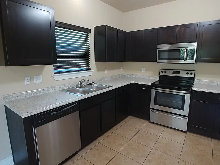 607 Creek Dr — Photo 11